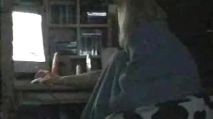 În subsolul unei clădiri cu mai multe filme cu femei care fac sex etaje