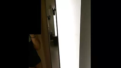 Ea se mișcă în sexi cu animale timp ce el aude ceasul gemând.