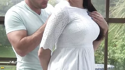 Și-a filme porno cu femei care se fute cu câini pus mâna pe pantalonii lui Masha.