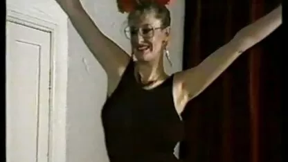 Nenorocitul a învățat o tânără brunetă cum femei care se fut cu ponei să sugă cocoși pe actorii porno.