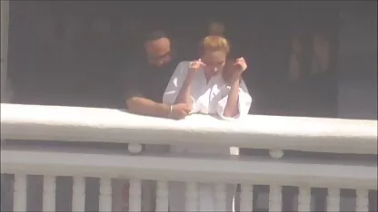 O brunetă a filme xxx cu femei cu penis venit să decoreze gura bărbatului.