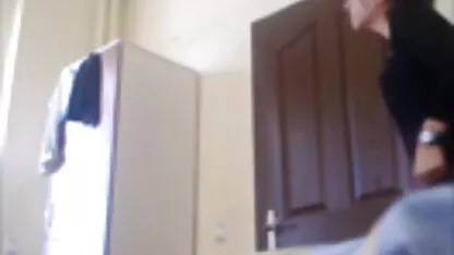 Blonda s-a așezat femei care se fut cu mosi pe fața tipului și a început să plece