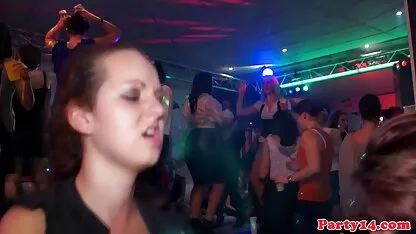 Uita-te la mătușa auntet seduce nepoata ei de 18 femei mature paroase ani, atunci când ea ia un duș.