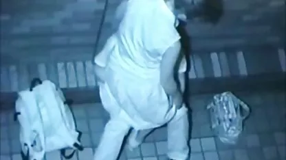 Curva roșcată suge cocoși, se porno cu femei blonde masturbează cu mâinile și linge ouăle de pion.
