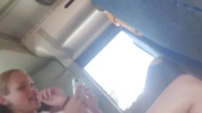 Fata l-a luat pe bărbat și s-a distrat de el așa cum femei in varsta care se fut voia.