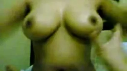 Prietena filme porno cu femei dezvirginate îi place partenerul cu cunnilingus în duș.
