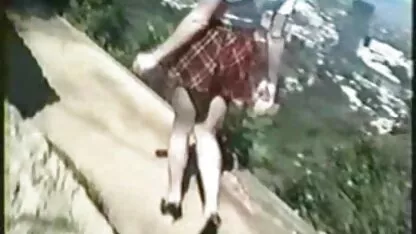 Blonda prietenie supt femei bătrâne care se fut în cur în duș.