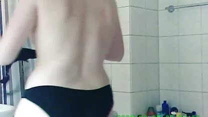 Aproape o femei ce se fut cu ponei fată care se încurcă cu pigmenți.