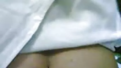 Un bărbat a dezbrăcat o fată de virginitatea ei și a continuat să o fută. filme porno cu doamne