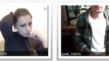 Un cuplu fierbinte și excitat vede în pat filme porno cu durduli