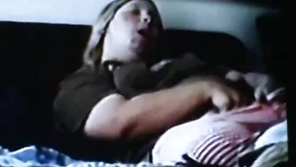 Soția unui prieten sa sărutat și filme porno cu femei care se masturbează și-a întins picioarele.