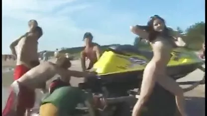 Acasă, fata joacă din greu în ambele porno cu femei cu tate mari găuri.