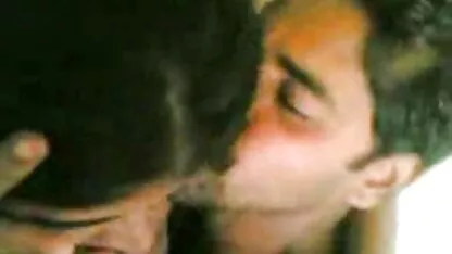 Un cuplu a luat Porno acasă la ușa lor. femei lezbiene