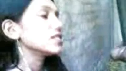 Tatăl futai cu gagici a așteptat până când o fată beată de 18 ani a adormit și a alunecat încet în interiorul mătușii.
