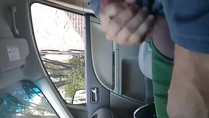 O femei in titele goale fată cu un mare caracter sărind pe penisul unui bărbat