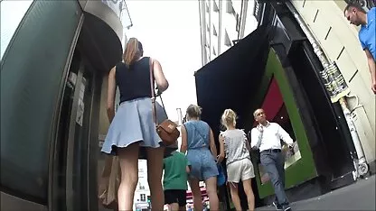 Băiatul a ajutat-o pe mama să-și dezbrace sutienul și filme porno cu femei drogate să o fută între țâțele ei mari.