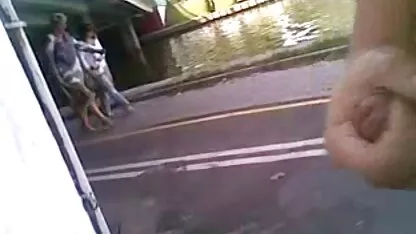 Un tip puternic pompat femei batrane frumoase cu Birmania într-un bar