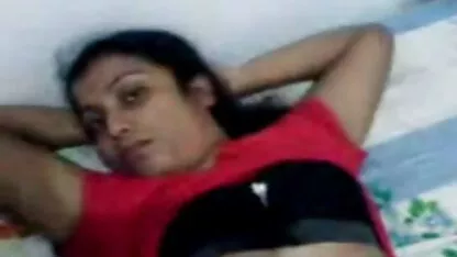 Curva cu țâțe mari mănâncă cocoșul Ras al unui bărbat filme porno cu femei obligate și îl face să privească în ochi și să dispară.
