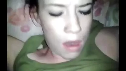 Mașina de ceas o porno femei mature cu tineri face pe tânăra Curvă fericită în pat.