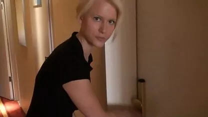 Soțul hrănește două mătuși mature cu limbă futai cu femei frumoase și spermă.