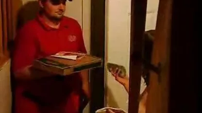 Fata avea filme porno cu femei grase bătrâne nevoie de bani, și ea a fost de acord să aibă Se rață la un hotel ieftin.