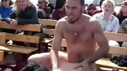Sfârcul începe în porno cu femei cu tite mari mod normal în gaura plutitoare