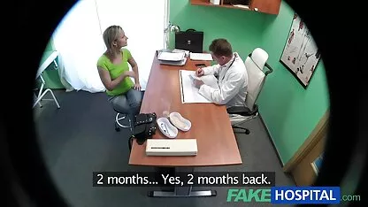 Curva femei mature cu floci la pizde de celulită a făcut un bărbat să-i lingă fundul.