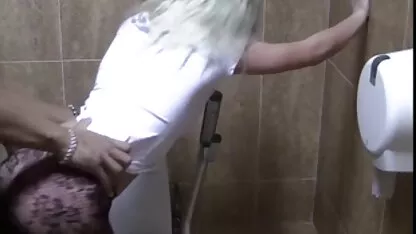 Blonde place să fac pipi. laba la femei
