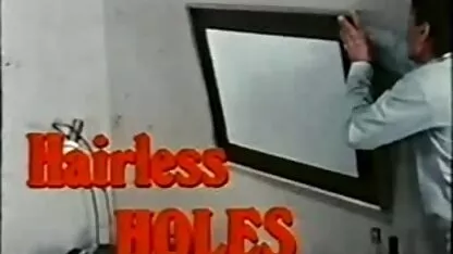 O tânără în filme pornocu femei mature ciorapi și ciorapi și o cămașă albastră își deschide dramatic picioarele pentru a-și arăta flexibilitatea.