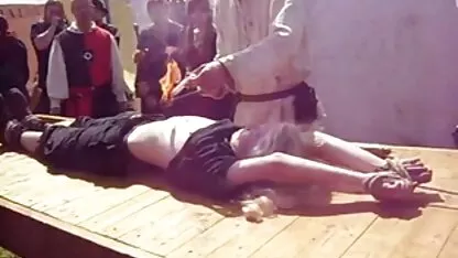 Bărbatul a luat două baloane filme porno cu femei flocoase în coadă.