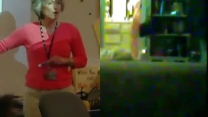 Blonda și-a pierdut virginitatea cu doi bărbați femei dezbracate in pizda goala pe canapeaua roz.